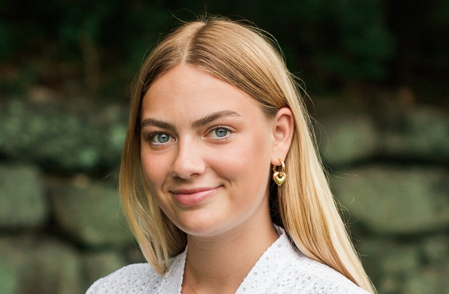 Leading in international relations and rowing