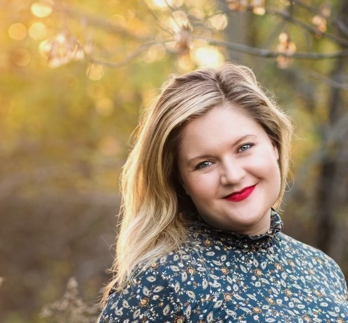 Woman smiling against background of trees